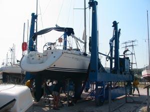 Mise du bateau sur le pont roulant 