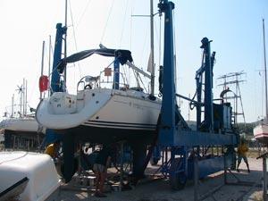 Mise du bateau sur le pont roulant