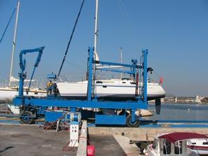 Déplacement du bateau pour la mise à l'eau 